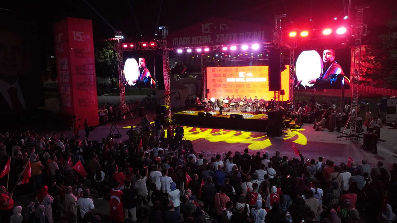 Konya'da 15 Temmuz gecesi! Kılıçarslan Meydanı'na insan seli 31